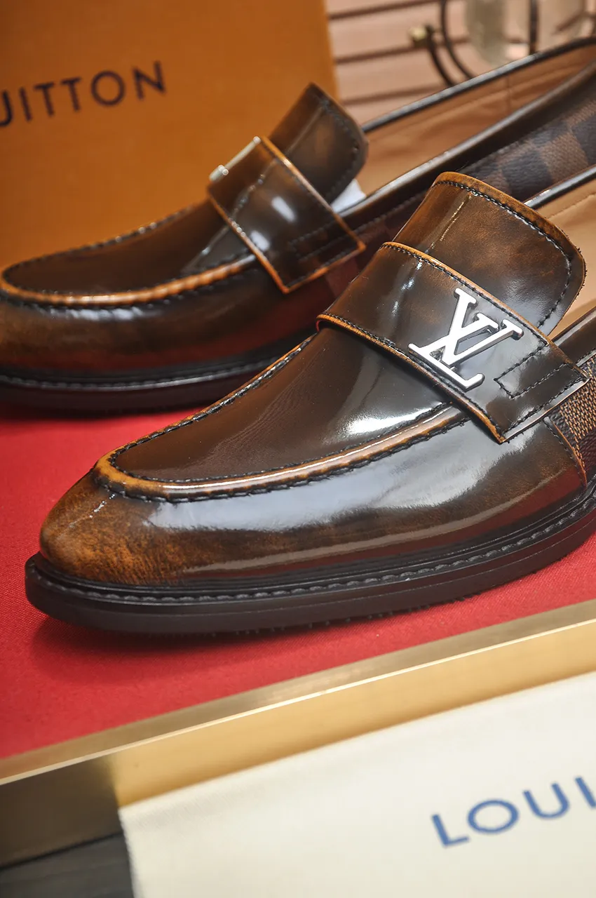 Men's men's shoes 💰460💶 [LV] (original single cowhide lining) 🍀LV's latest genuine leather business suit shoes are launched simultaneously on the official website. The first-layer cowhide imported from Italy is made of heavy gold, 💥1:1 rubber outsole from the official website. Versatile to wear, high-end without losing class, and the color combination is extraordinary. This four-season style is alluring when worn on your feet, showing off your big-name flair. Standard code 38-45 (45 customized)